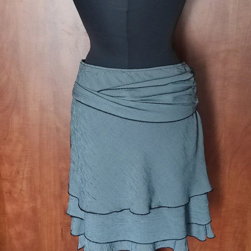 Free Wear wrap skirt like new, boho style with ruffles, size M