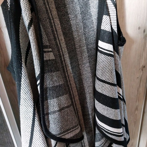 Ossigeno sleeveless cardigan like new, black and white