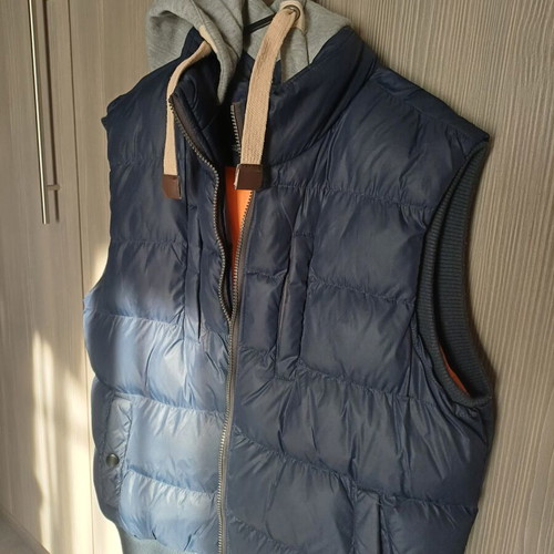On sleeveless hooded jacket, blue and orange, XL