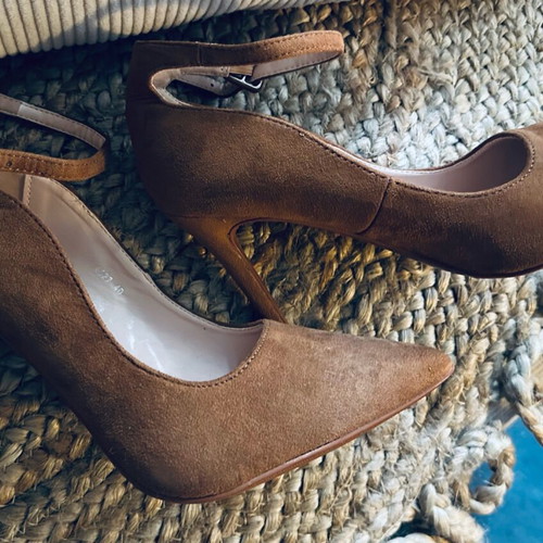 Suede strap pumps tan new, size 40, 9 cm heel