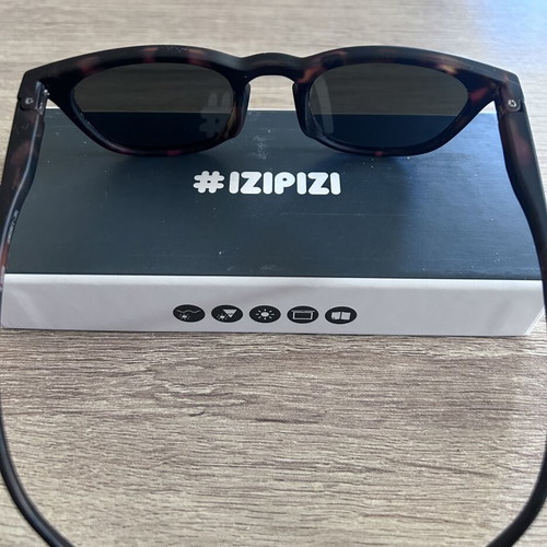 Izipizi Kids Sunglasses like new, tortoise frame, blue lenses