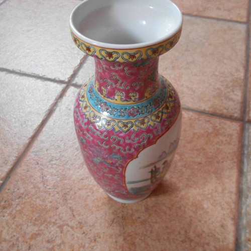 Porcelain Cantonese Famille Rose vase like new with front figures