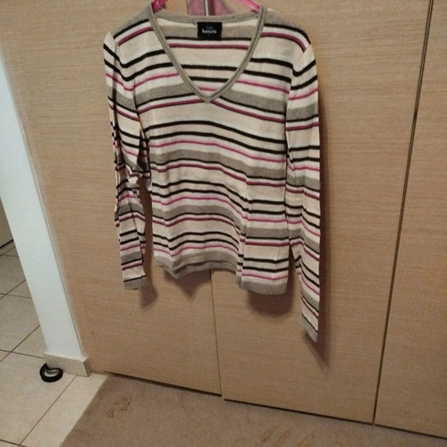 Benotti V-neck pullover like new, size large, black and beige