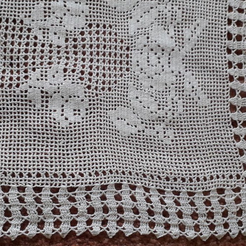 Table runner and two napkins new with crochet