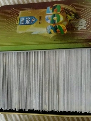 PANINI ADRENALYN XL FIFA 365, 800+ ΚΑΡΤΕΣ ΚΑΙ ΔΎΟ ΜΕΤΑΛΛΙΚΆ ΣΥΛΛΕΚΤΙΚΑ ΚΟΥΤΙΑ. ΤΙΜΉ 250 ΕΥΡΏ.