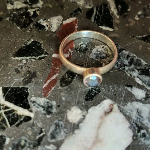 Silver ring 925 like new with purple iridescent stone, size 57