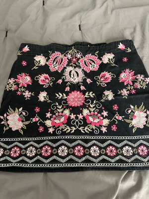 Jennyfer mini skirt with embroidery medium like new, black
