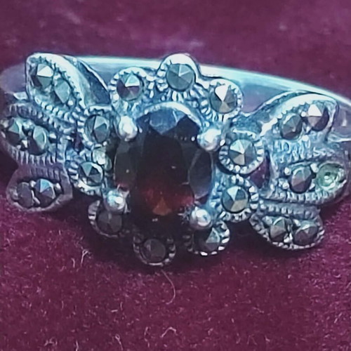 Silver ring 925 with garnet and marcasites like new