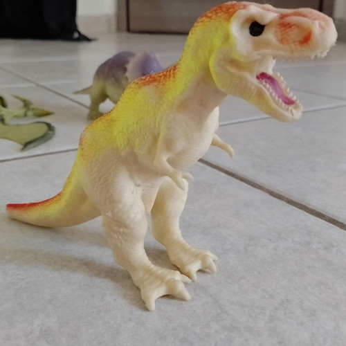 Dinosaur toy set used, 3+1 rubber figures