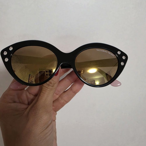 Sunglasses Victoria's Secret like new, gold mirror lenses, black frame