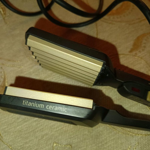 Babyliss titanium ceramic hair straightener like new