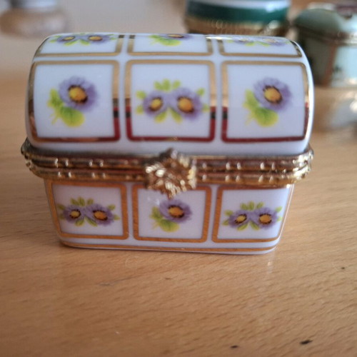 Porcelain jewelry boxes set of 4 like new