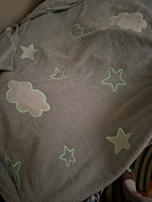 Παιδική κουβέρτα fleece γκρι με φωσφορίζοντα αστέρια και σύννεφα σαν καινούργια