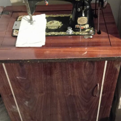 Ideal sewing machine like new, antique model with wooden cabinet