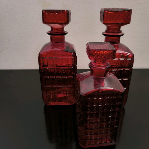 Set of three decorative vases in red glass like new
