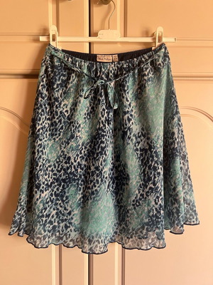 Mini skirts new, size small with lining and belt