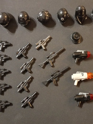 Lego Star Wars accessories like new, 6 helmets and 17 blasters