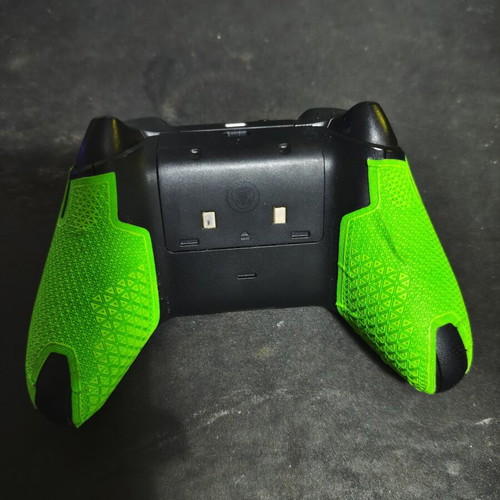 Xbox Series controller like new with Lizard Skin grips and Snakebyte rechargeable battery