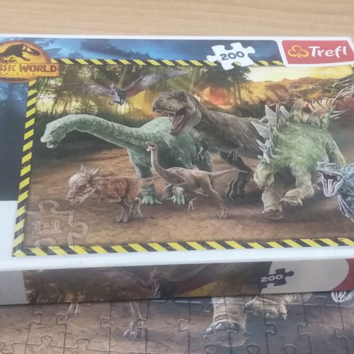 Dinosaur puzzle 200 pieces like new