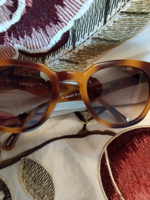 Levis sunglasses authentic like new with unique color and timeless style