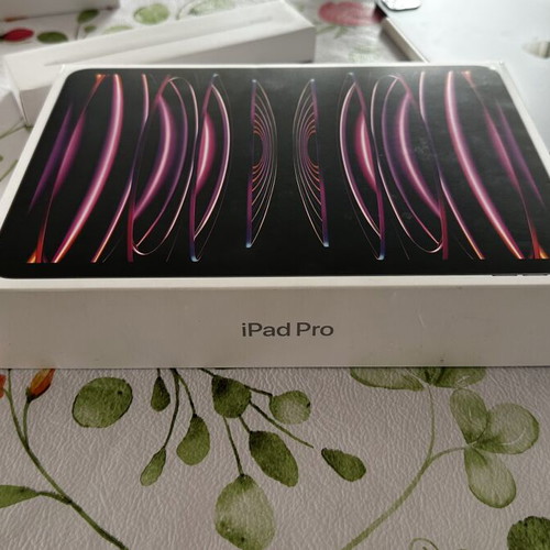 iPad Pro 11-inch (4th Generation) M2 chip Wi-Fi with Apple Pencil like new