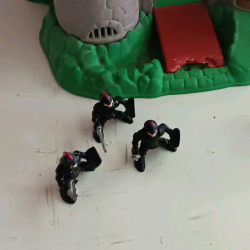 Fisher-Price castle with knights used, 7 figures