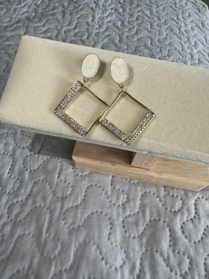 Earrings like new, gold color
