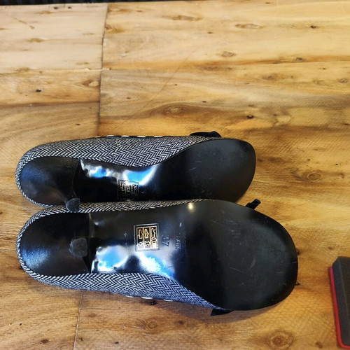 Again & Again Pumps size 38 like new, leather interior, fabric texture