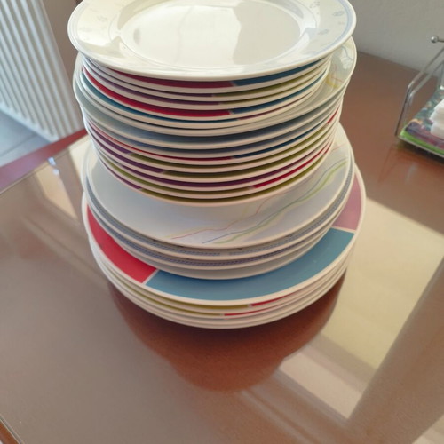 Dinnerware set like new, 24 pieces