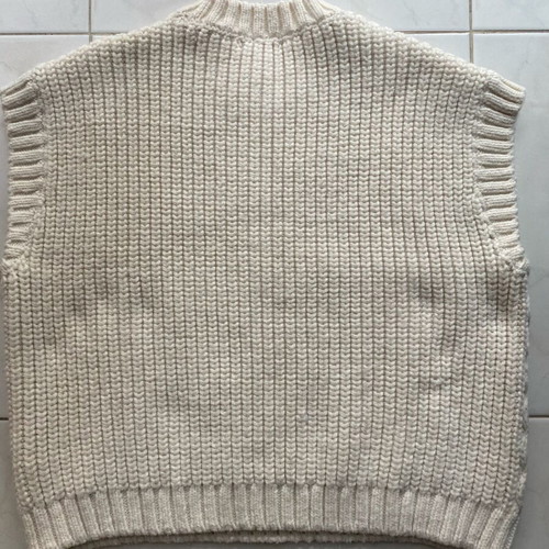 H&M sleeveless knitted sweater like new, beige cream size M