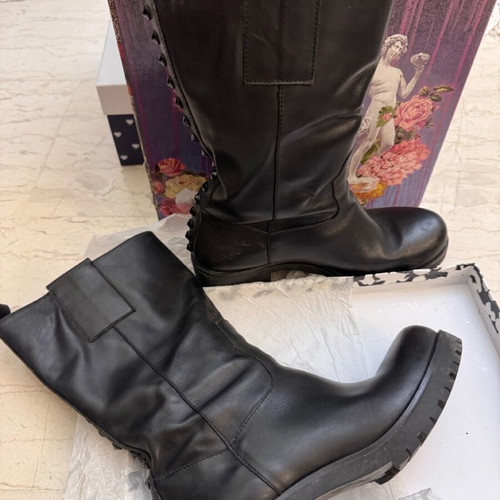 Feng Shoe black leather boots with studs used size 38