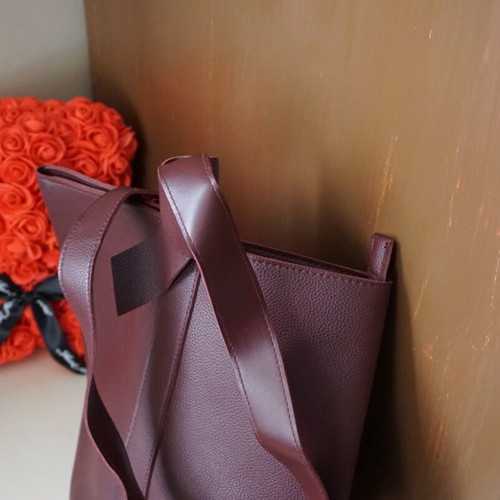 Women's burgundy shoulder bag like new with gold ring detail