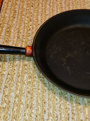 Husqvarna 240 cast iron pan like new
