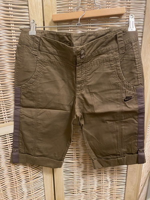Nike women's bermuda shorts like new, beige and green, size M