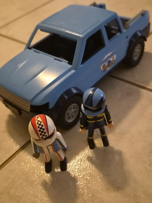 Playmobil jeep with figures used
