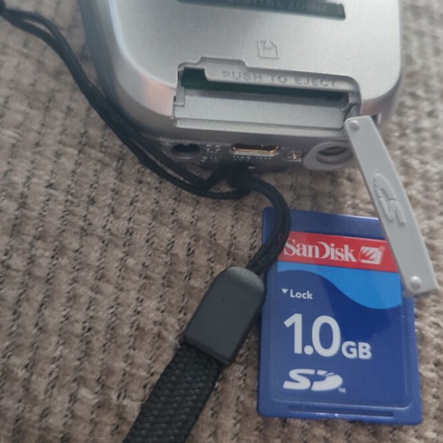 Sanyo Xacti Vintage Digital Camera 4MP with 60x Zoom and Accessories