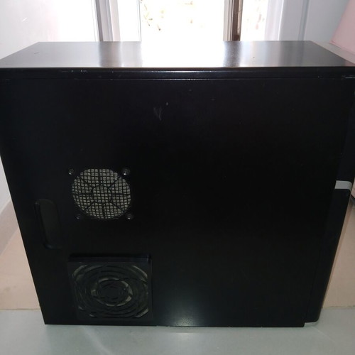 Midi tower computer case used with 2 fans, USB ports and card reader