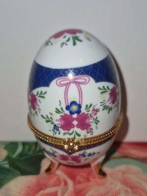Limoge porcelain decorative egg like new