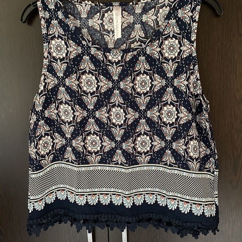 Sleeveless summer top like new, size L/XL fitting M