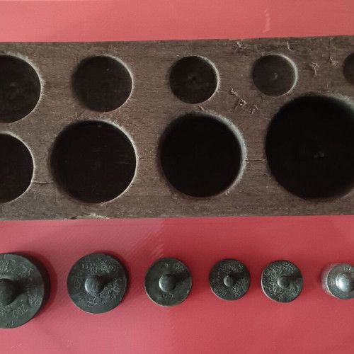Collectible scales with wooden case used, set of 6