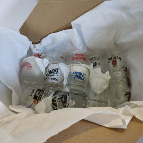 Shot glass collection like new, 14 pieces