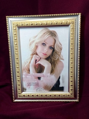 Decorative photo frame 20x25 cm with gold embossed details like new