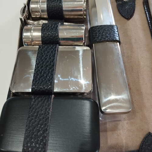 Vintage men's personal grooming case like new