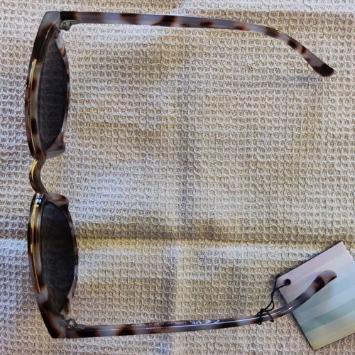 Solo-Solis NDL2617 sunglasses with metal bridge and cat eye design