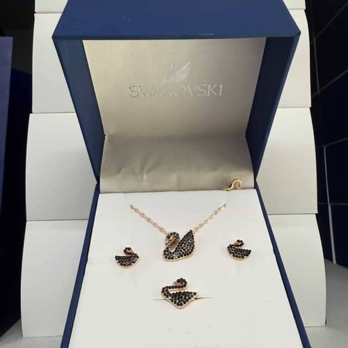 Swarovski Swan Jewelry Set new, with luxury blue box