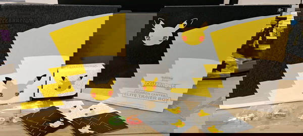 Pokemon Center Elite trainer box Celebrations (χωρίς booster packs)