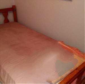 Μονό κρεβάτι με τάβλες και στρώμα