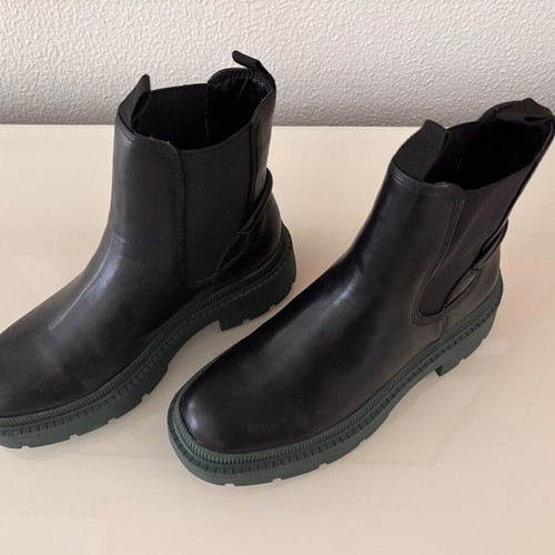 Tamaris Chelsea ankle boots like new, black with dark olive sole, size 38