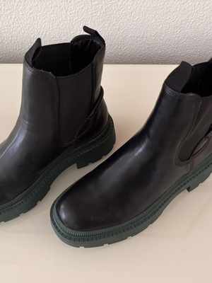 Tamaris Chelsea ankle boots like new, black with dark olive sole, size 38