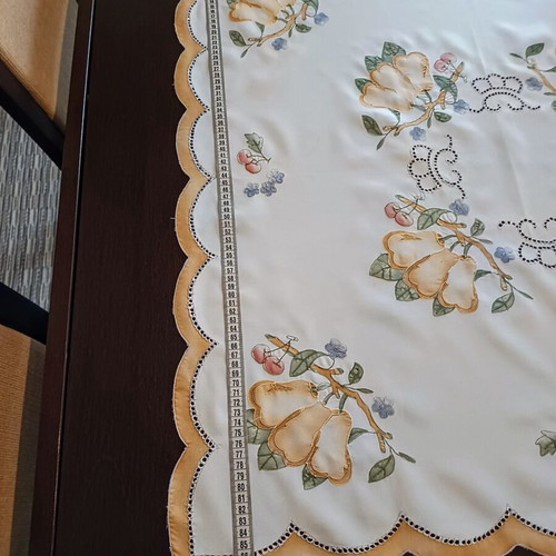 Large embroidered tablecloth like new, 88×88 cm